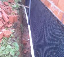 Fa&ccedil;ade arri&egrave;re, drain avec 2 pvc qui sortent pour d&eacute;bouchage au cas o&ugrave; et &eacute;tanch&eacute;it&eacute;, sur&eacute;l&eacute;vation de la section de devant.