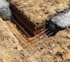 Le conducteur de travaux savait que je devais passer le midi et comme il n'avait pas de plan béton armé à nous donner il a demandé au maçon de laisser un coin apparent pour terminer après la pause