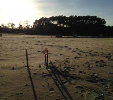 Ensemble du terrain vu depuis le fond de celui-ci. Compteurs en arri&egrave;re plan au niveau du trottoir