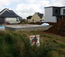 Vue d'un des coins du jardin, il nous restera un bon bout de jardin pour les enfants