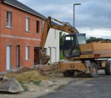 2015/09/14: Terrassement pour mise en place des gaines et évacuations