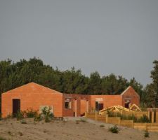 Murs terminés. Maison vue depuis la route en dehors du lotissement.