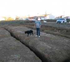 Mon homme et mon chien au milieu de la future maison!