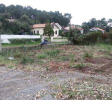 Terrain en cours de nettoyage