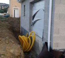 Début des VRD. Ouf !!! Il était quand même temps. Le constructeur fermé pour le mois d'août donc on en profite avant la reprise des va et vient.