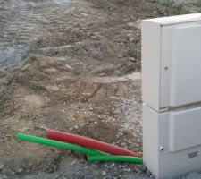 Fourreau de l'arrivee de l électricité au coffret et l'alimentation du futur portail et portillon.