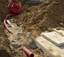 Mise en place de 2 cuves de 5m3 chacune pour récupérer l eau de pluie qui alimenteront les wc, machine à laver. Et bien sûr pour arroser le jardin et autres.
Très pratique
Le fourreau présent servira à faire passer le tuyau pour l extraction de l eau par la pompe qui sera fixée dans le garage