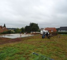 Pose de la clôture en grillage rigide 53 panneaux 106 mètre de long.
Merci James pour ton aide si précieuse