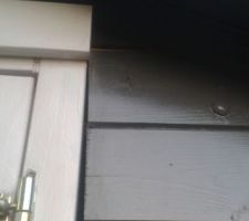 Zoom sur l'écartement au niveau de l'encadrement de la porte