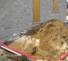 Tranchée pour les raccordements maison et limite du terrain.