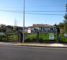 Vue de face du trottoir d'en face