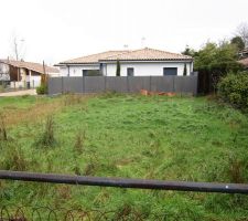 Vue de face au dessus de la cloture de la rue