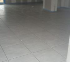 Voici une photo du carrelage posé. 
C'est terminé plus que les joints dans 2 jours.