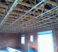 - A l'interieur mise en place des fourrures metaliques de plafond pour la pose du placo et isolation de 300mm