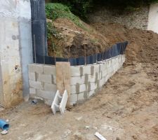 Mur de soutien de la mini-terrasse avec drain et Delta MS