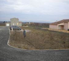 Lot n°6 : première parcelle à droite en rentrant dans le lotissement.