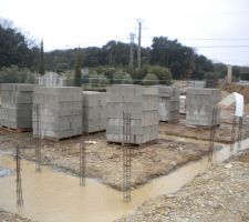 Livraison des palettes sous la pluie.