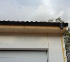 Débord de toit en bois brut