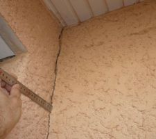 Fissures dites esthétique par le constructeur et prolblème d'assise différentielle et de terrassement par la DO