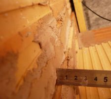 Mur désaxé d'1,5cm malgrés la reprise d'Ambition loire ain lyonnais (groupe teber avenir) juste avant l'expertise judiciaire.
Fissure considérer par le constructeur comme esthétique.
Par la Do problème d'assise différentiel et de terrassement.
