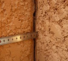 Fissure reprise par une couche d'enduit juste avant l'expertise judiciaire et dissimulé par une bande PVC lors des portes ouvertes réalisé par le constructeur juste avant de déférer devant le TGI de lyon réalisation par Ambition loire ain lyonnais (groupe teber avenir)