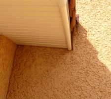 Décalage du mur de 1.5 cm que l'on constate au niveau du contour de toit en PVC (fissure signalé par Abition loire ai lyonnais du groupe teber avenir comme esthétique).
Par la Do problème différentiel d'assise et de terrassement.