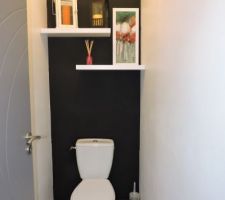 Les toilettes de l'étage sont en peintes