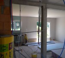 Salle à manger vue à travers les toilettes