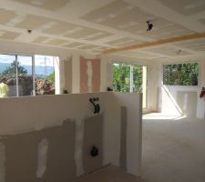 Vue sur les baies vitrées du salon depuis la cuisine