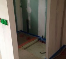 Salle de bain de la suite parentale avec la r&eacute;servation du bac &agrave; douche