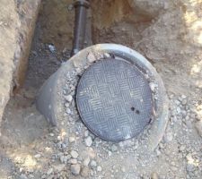Regard pour les raccordements ville dans l'allée