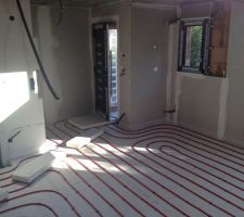 Installation des serpentins de fluide pour le chauffage au sol