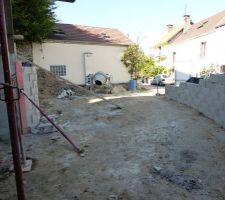 D&eacute;capage de 10 cm de terre dans la rampe du sous-sol