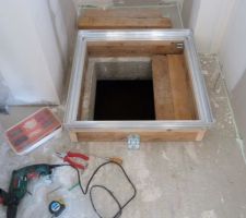 Un petit essai de positionnement de la cadre en alu sur le support en bois