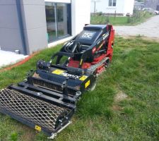 Location d'un engin pour retourner la terre / enfouir les cailloux et niveler le terrain. 
Son nom : Dingo
Possibilité multiples de couplage  (tariere, enfouisseurs de pierres, grille niveleuse, decompacteur, etc...