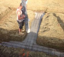 C'est parti, apr&egrave;s le ferraillage, coulage des fondations !