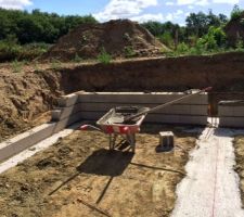 D&eacute;but du vide sanitaire sur 4 rangs de parpaing