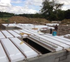 Vide sanitaire terminé, pose du sol avant coulage de la dalle