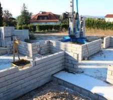 3&egrave;me jour pour les ma&ccedil;ons, &ccedil;a monte encore, c&ocirc;t&eacute; garage aussi !