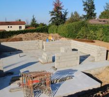 3&egrave;me jour pour les ma&ccedil;ons, &ccedil;a monte encore, c&ocirc;t&eacute; garage aussi !