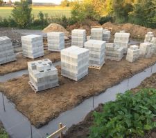 Et les parpaings sont prêts pour le montage du vide sanitaire ;-)