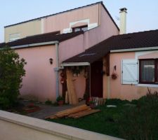 Vue exterieur les fermettes se trouvent dans la chambre a l'etage derriere terrasse , toiture une pente le mur beton de 7 cm est 2m50 derriere le sommet de toiture , , en récupérant 1m50 dans grenier perdu il reste encore 1m 40 de hauteur , la photo est trompeuse l'inclinaison du toit n'est en realité pas si raide .