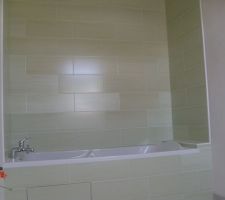 Fa&iuml;ence termin&eacute;e, joints faits sauf autour de la baignoire