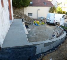 Dalle du balcon coul&eacute;e et d&eacute;coffrage du mur de rampe du sous-sol