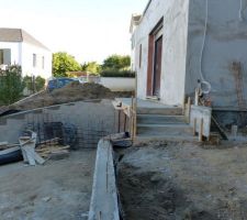 Remblaiement des terres le long du mur de sout&egrave;nement