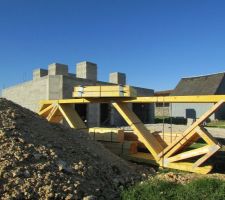 Arriv&eacute;e des parpaings et de la charpente