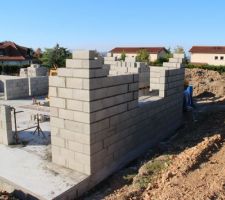 On commence &agrave; voir se dessiner la grande fen&ecirc;tre fixe du salon, c&ocirc;t&eacute; Est de la maison et la baie du salon c&ocirc;t&eacute; Sud