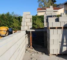 On commence à voir se dessiner la porte fenêtre de la chambre parentale, côté Est de la maison