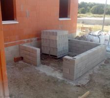 Ayant changé la destination du garage en chambre supplémentaire on a rajouté un abris devant l'entrée de la maison: le mazet