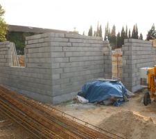 Une autre vue Nord / Est o&ugrave; l'on voit l'emplacement de la porte fen&ecirc;tre de la chambre parentale et l'emplacement de le fen&ecirc;tre fixe du salon